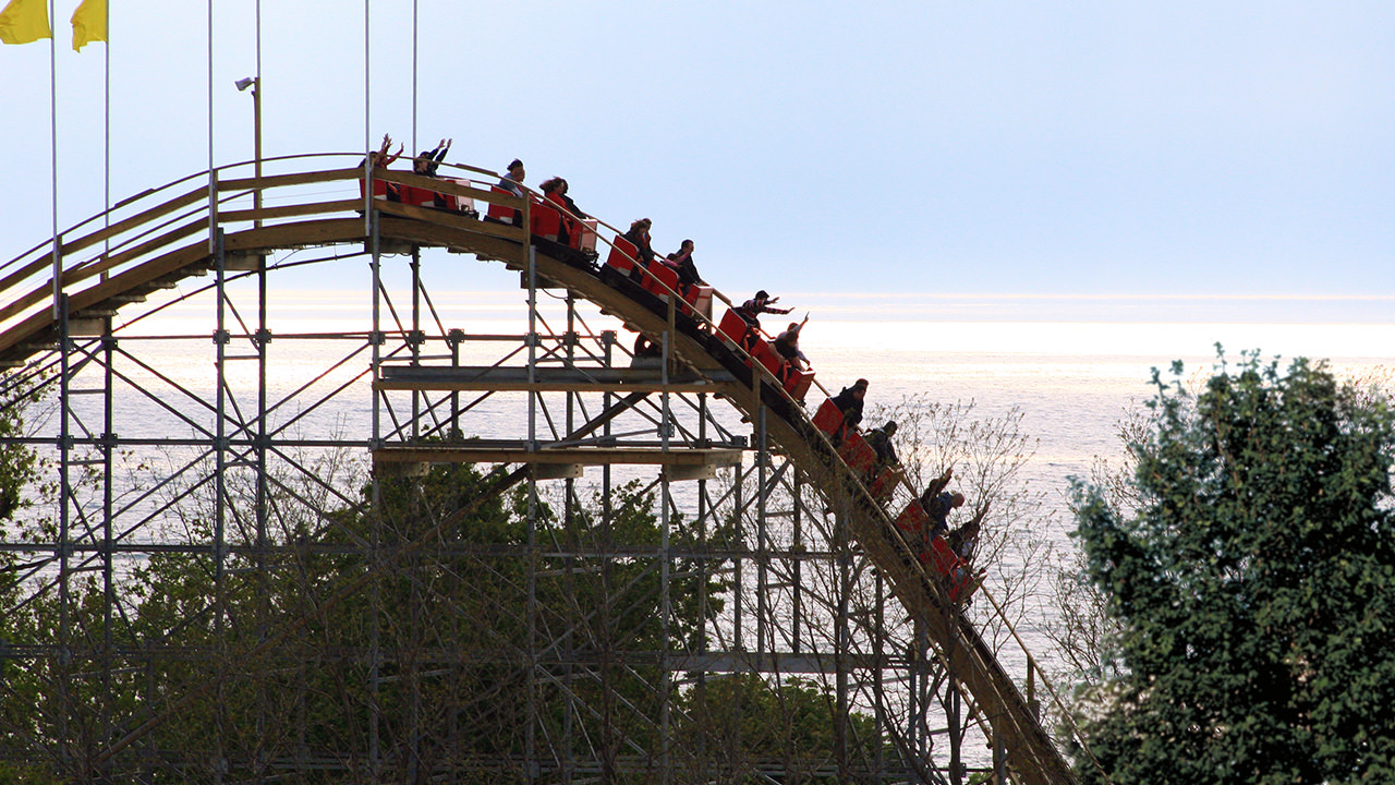Guests riding the Ravine Flyer II at dusk